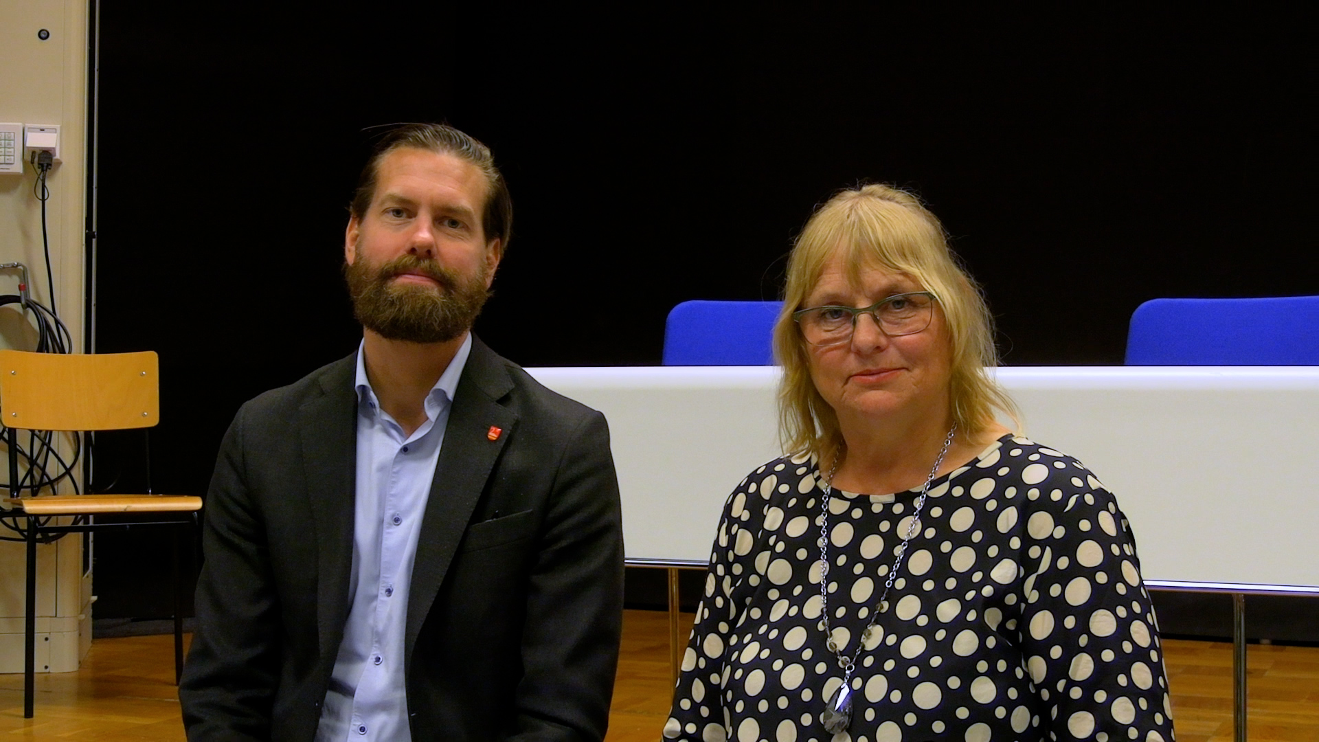 Kommunchef Mattias Bergström och kommunfullmäktiges ordförande Anna Rudman i Celsiusskolans aula.
