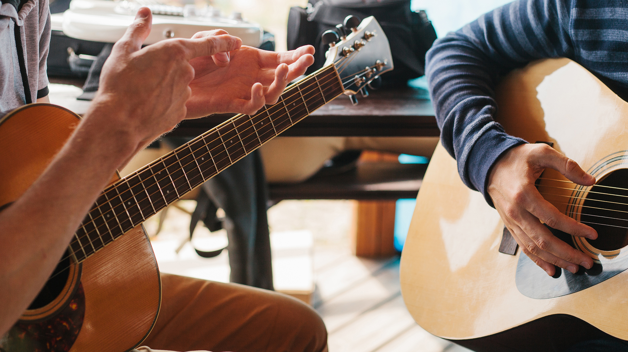 En gitarrlärare med elev