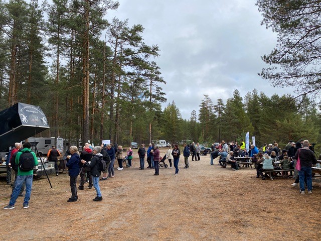 Besökare i Vinströmmen som tittar på restaureringen