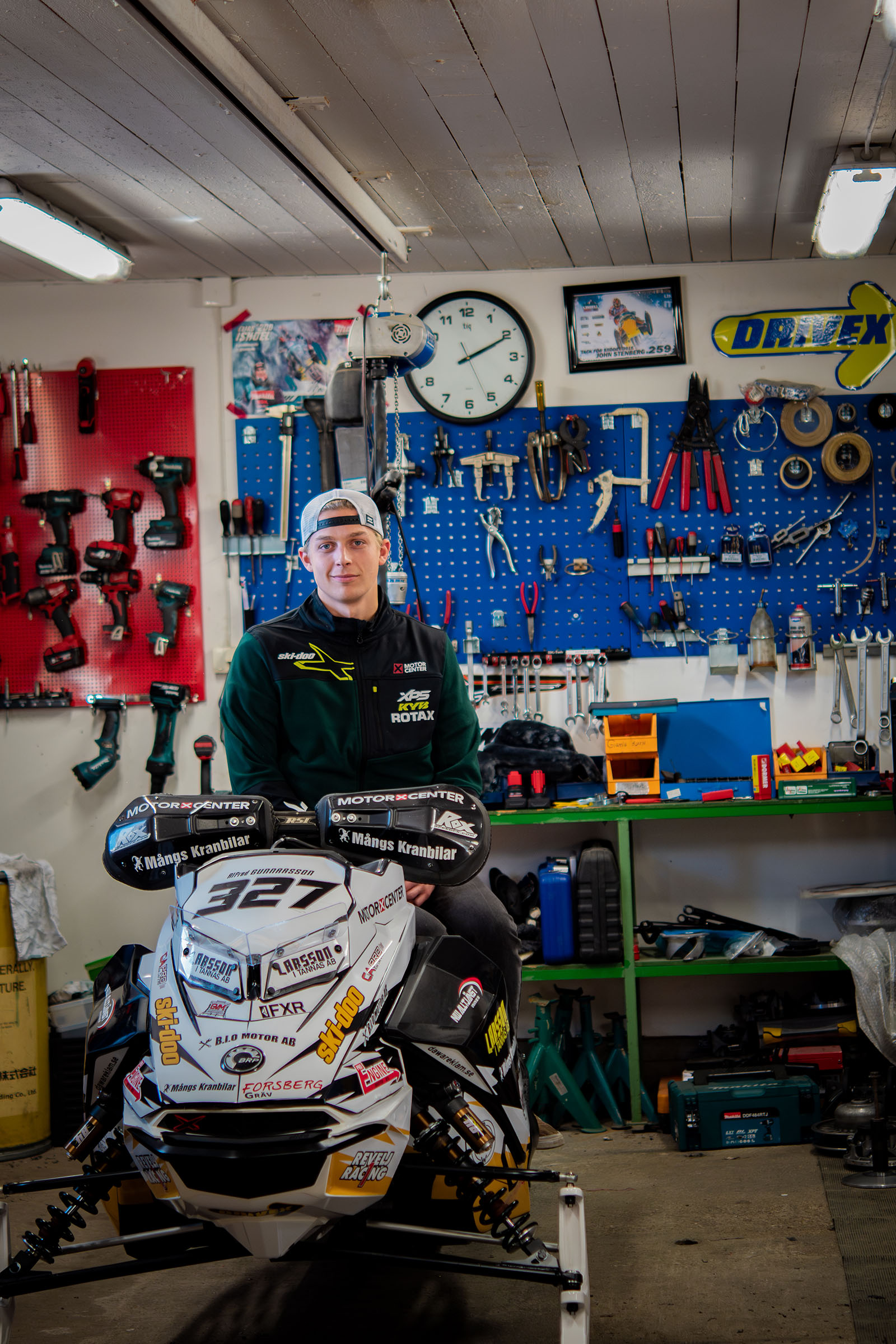 Alfred Gunnarsson på sin skoter i sitt garage.