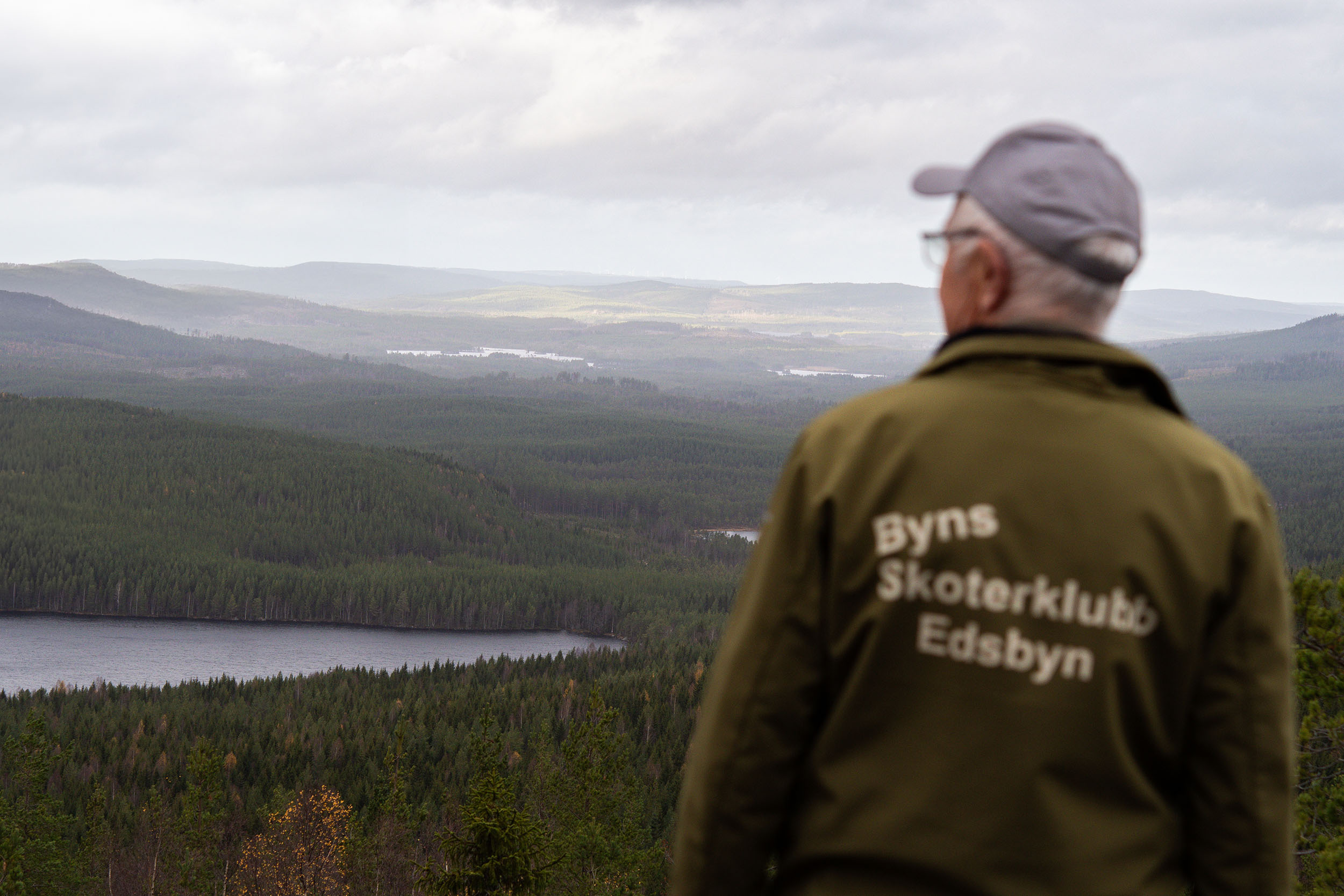 Nils-Erik Yngvesson står och blickar ut över den vidsträckta utsikten från Räkaklitt.