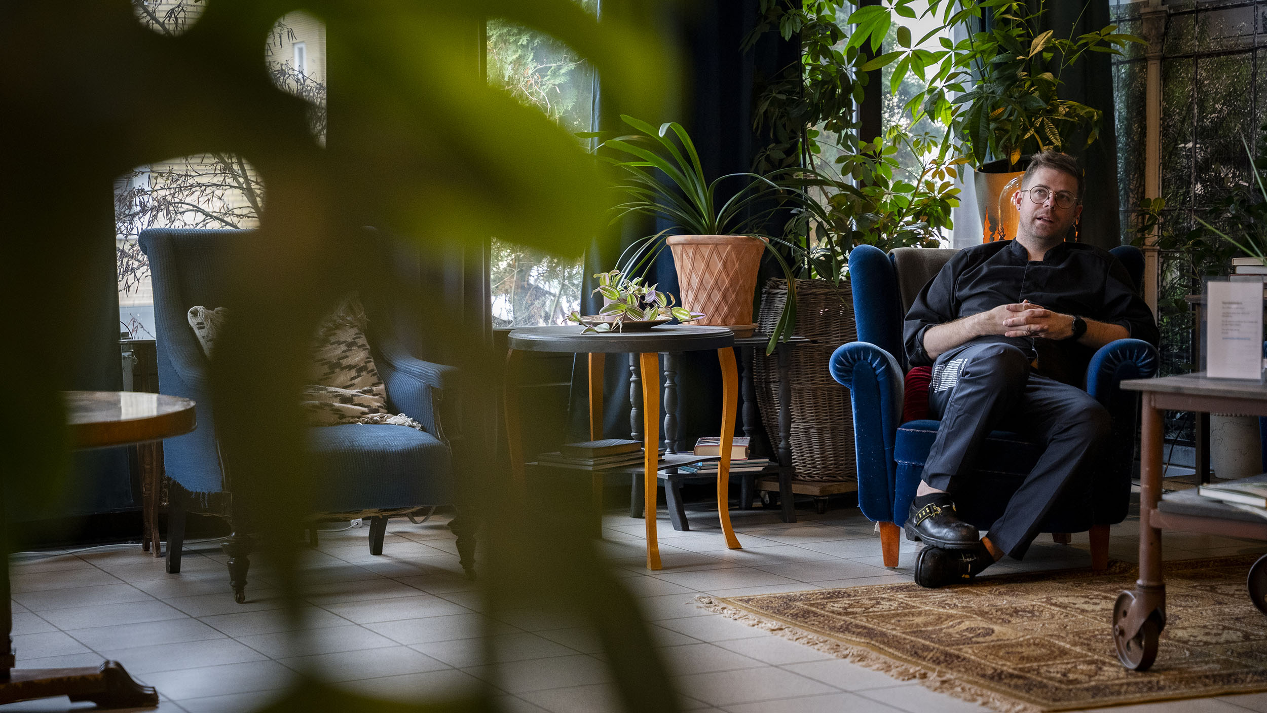 Christoffer Karlström sitter i en fåtölj i hotellets lobby.