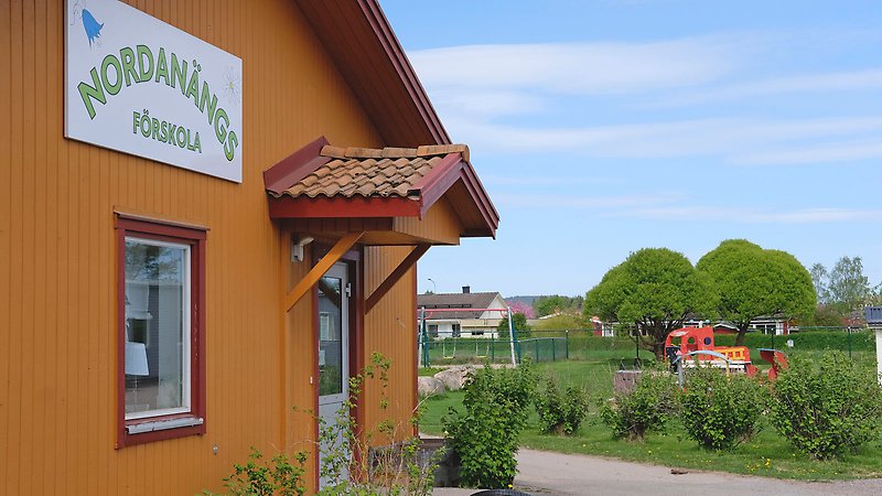 Nordanängs förskola entré med lekplats i bakgrunden