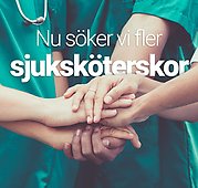 Sjuksköterskor står i grupp och håller händerna på varandras händer. Ovanför händerna står texten "Nu söker vi fler sjuksköterskor".