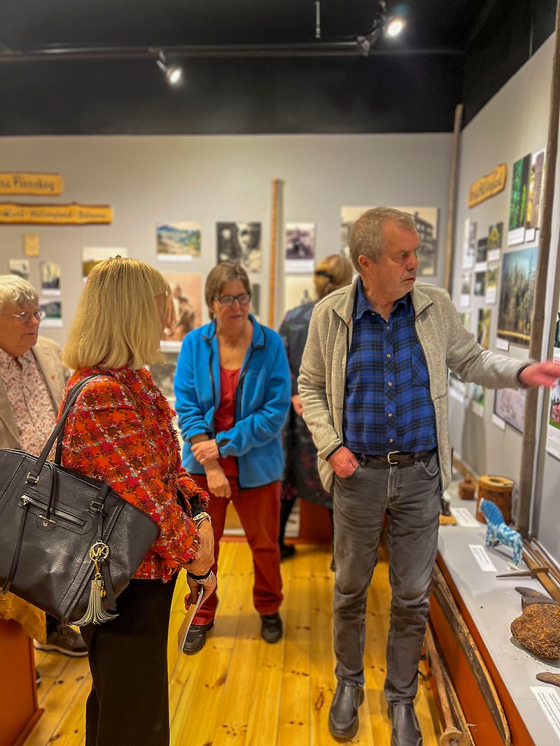 Finlands ambassadör tittar tillsammans med representanter från finnskogsmuseet på utställningen. 