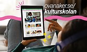 En person som ligger i en soffa med en Ipad. På skärmen syns kulturskolans webbplats, med texten : ovanaker.se/kulturskolan