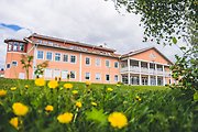 Voxnadalens gymnasium med blommor i förgrunden. 